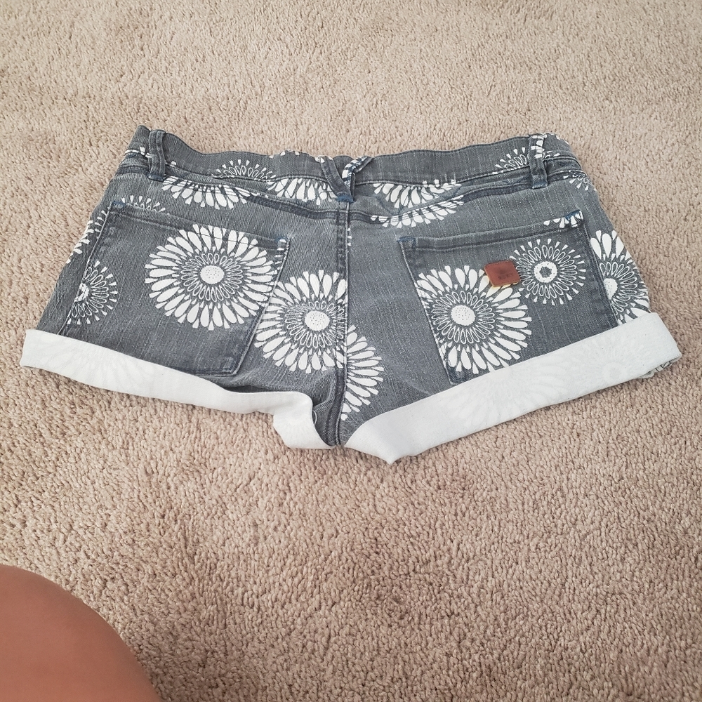 Floral bursts on grey rolled hems